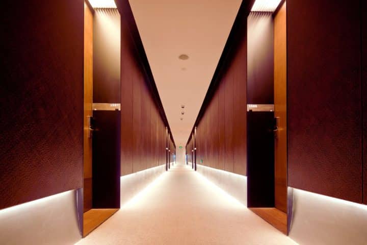 Un couloir spacieux et accessible, respectant les normes de largeur pour une circulation fluide et confortable.